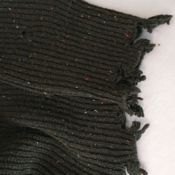 👀NWT! Distressed sweater, tagged as M but more like L/XL. Dark green.See pics. - Picture 3 of 13